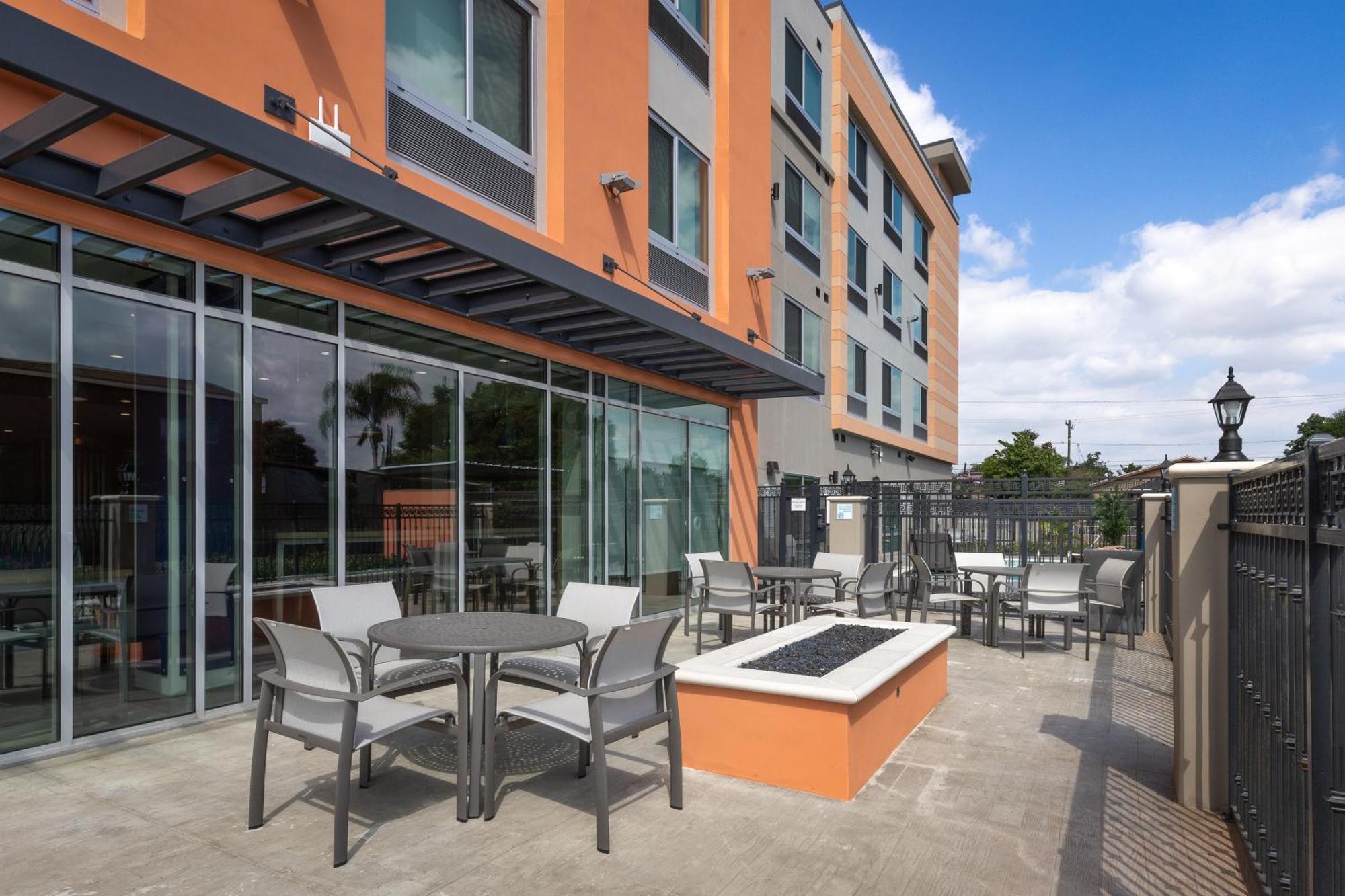 Holiday Inn Express & Suites - Hawaiian Gardens By Ihg Eksteriør bilde