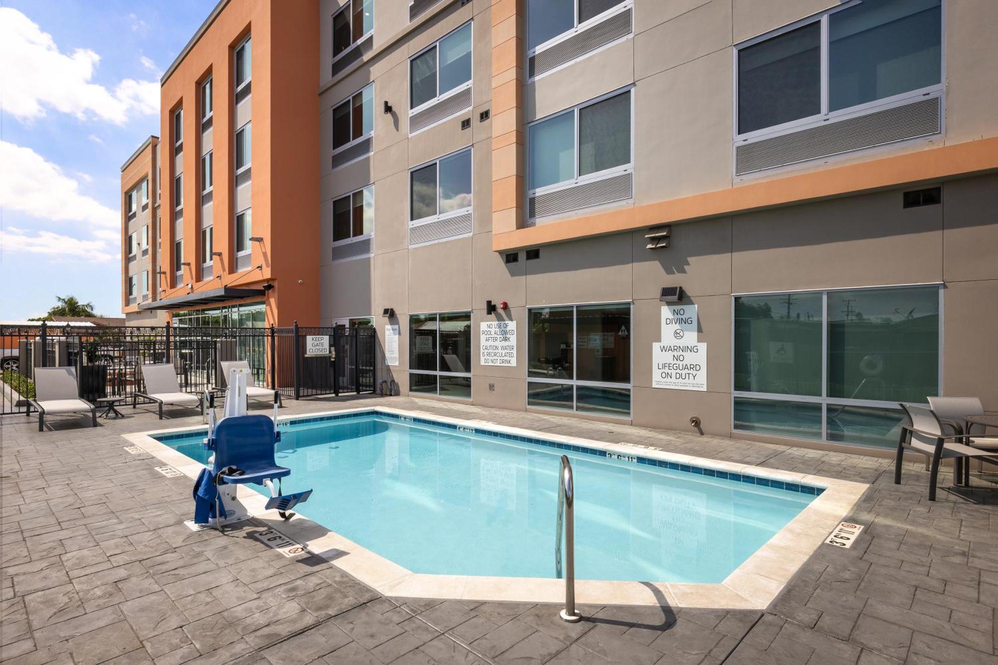 Holiday Inn Express & Suites - Hawaiian Gardens By Ihg Eksteriør bilde