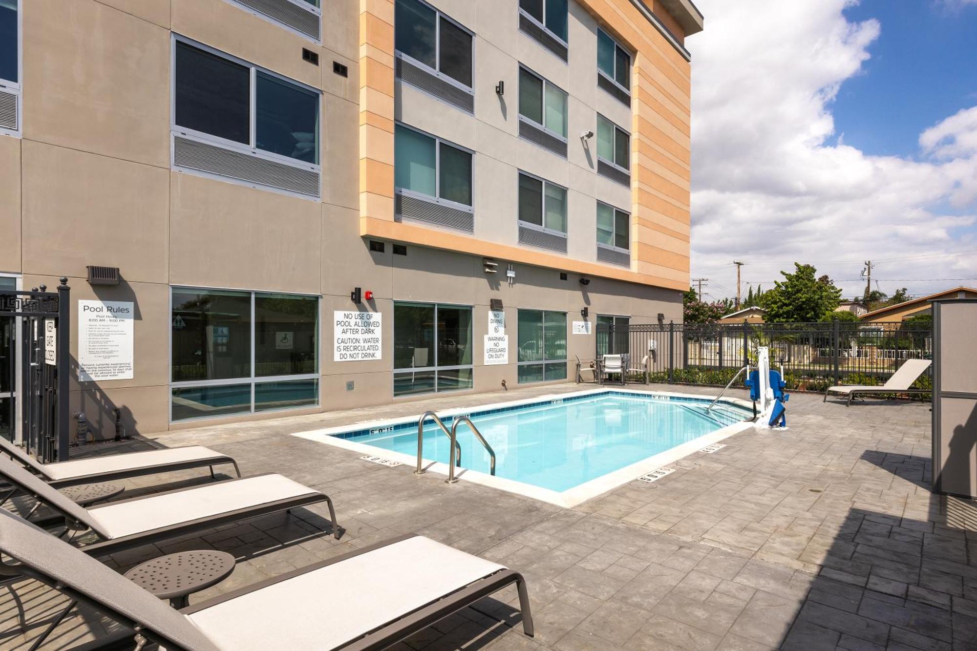 Holiday Inn Express & Suites - Hawaiian Gardens By Ihg Eksteriør bilde