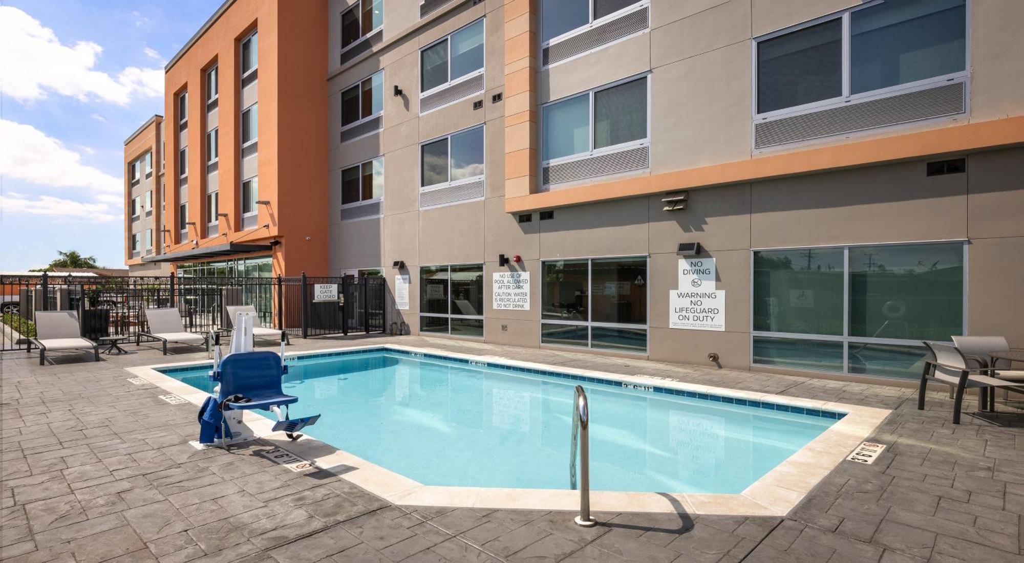 Holiday Inn Express & Suites - Hawaiian Gardens By Ihg Eksteriør bilde